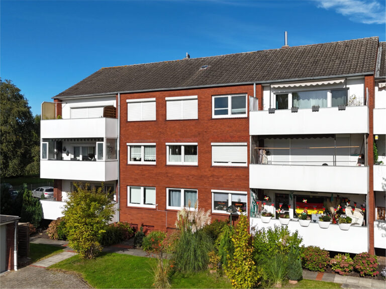 Renovierte 3 Zimmer Wohnung mit großem Balkon & Garage in zentraler Lage!